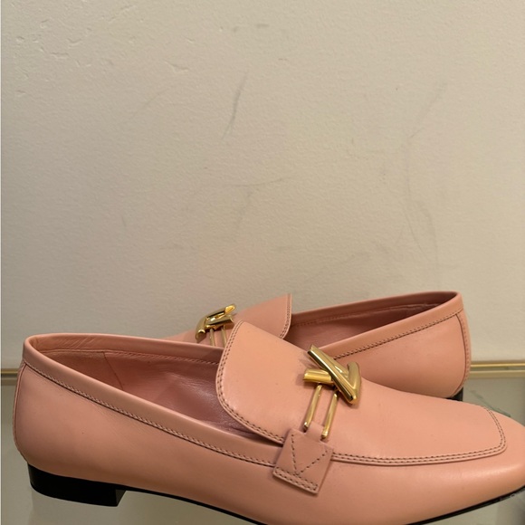 Louis Vuitton loafers in a pastel peach color with LV in gold never used - Picture 2 of 4